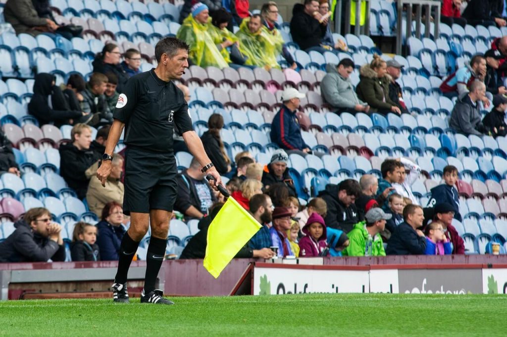 linesman Fußball Schiedsrichter